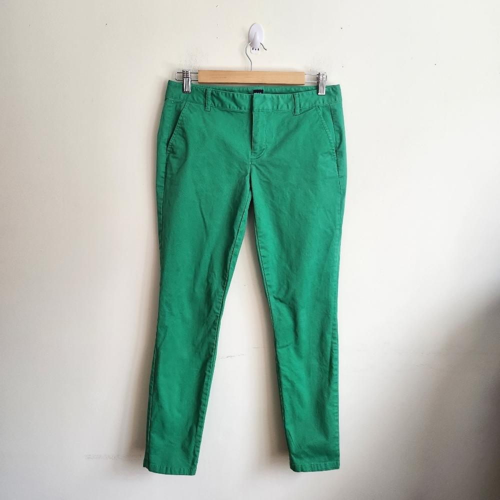 GAP Green Tapered Chino Pants. Women’s Size 2. In great used conditions.